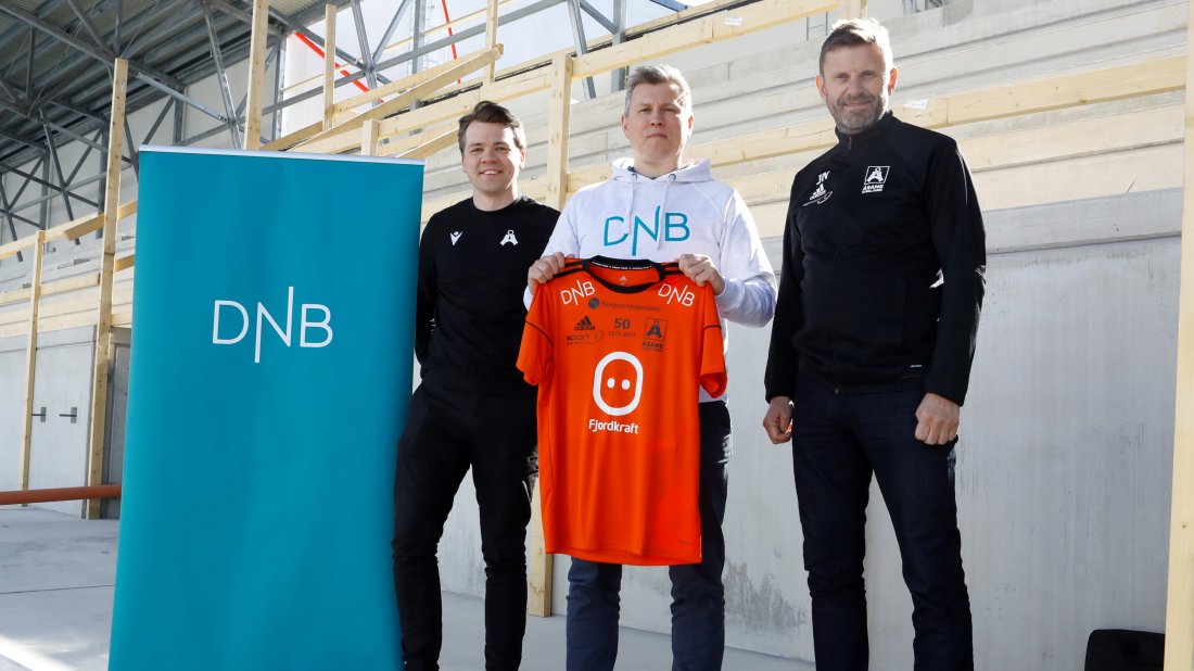 DNB ble hovedpartner for Åsane i 2021. Fra venstre: Atle Berntsen, salgs- og markedssjef i Åsane, Sten-Kristian Fagernes, banksjef for DNB i Åsane og Jostein Nesse, styreleder i Åsane Fotball Damer.