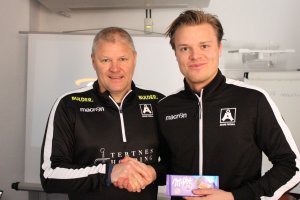 Fredrik Heggland får prisen som dagens Åsanespiller.