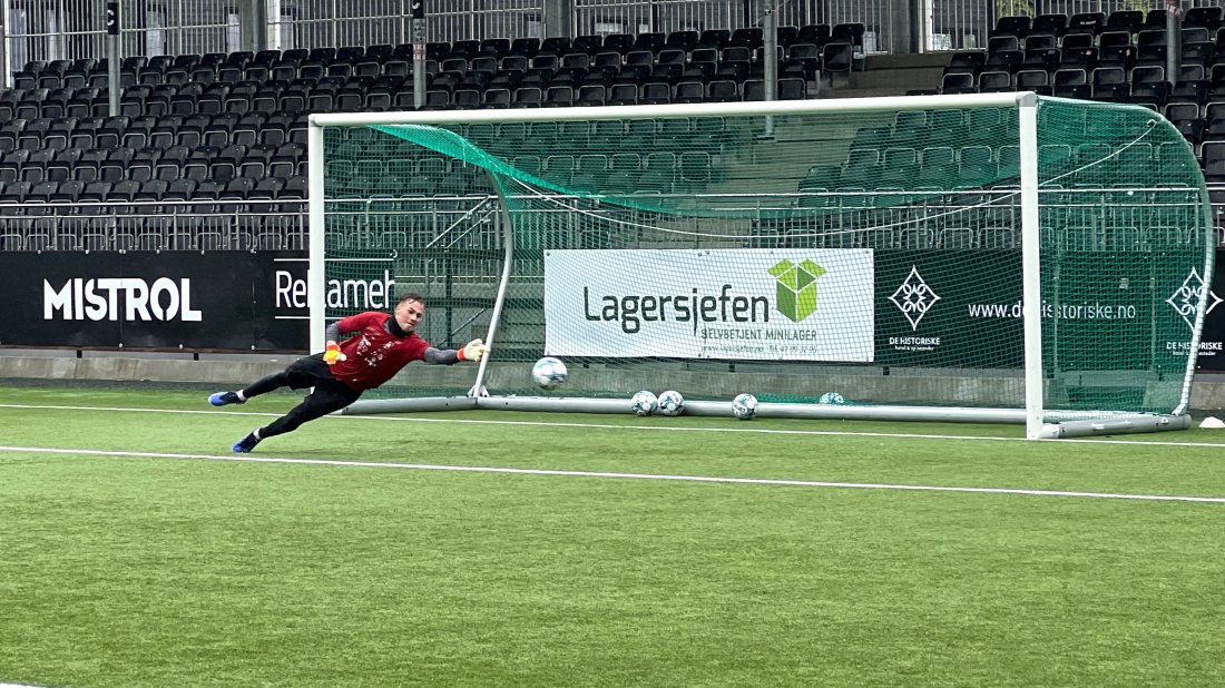 Oliver Madsen i svevet trening.jpg