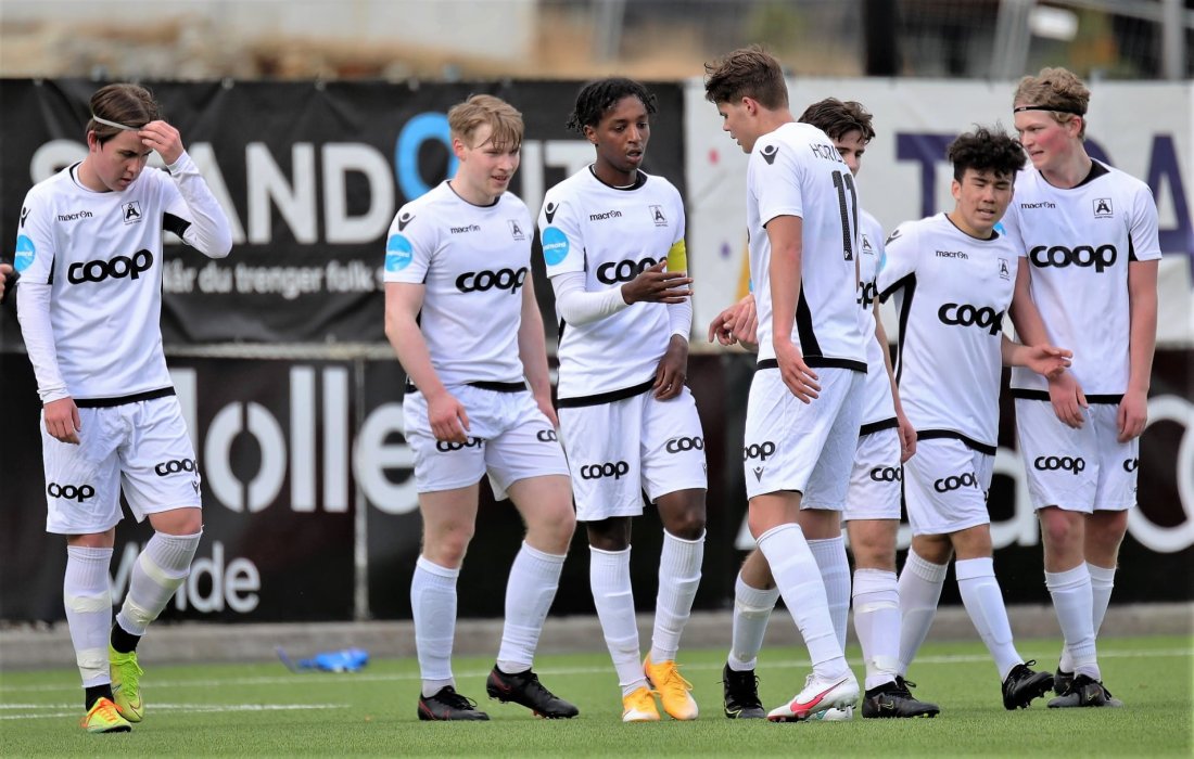 BEDRE OPPLEGG: U-gruppen til Åsane er begynt å trene på Family Sports Club. Bildet er fra treningskamp mot Fana i vinter. Foto: Hordalandsfotball.