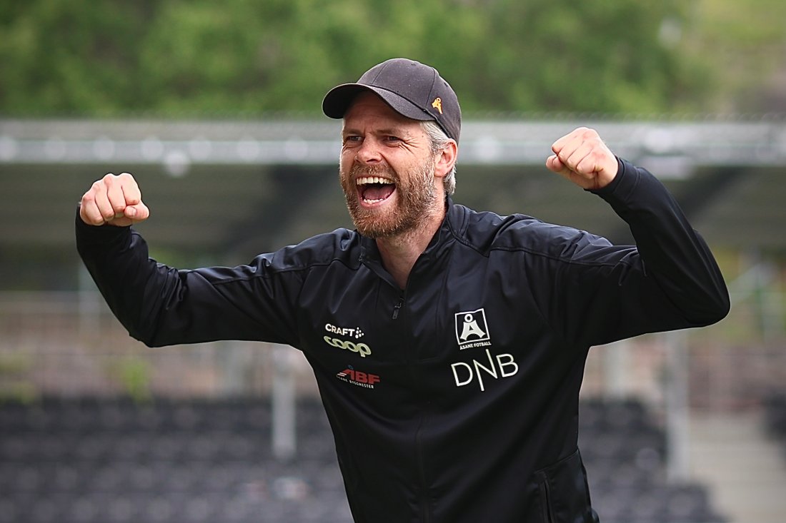 Hovedtrener Thomas Lyngbø lot jubelen slippe løs etter søndagens kamp.