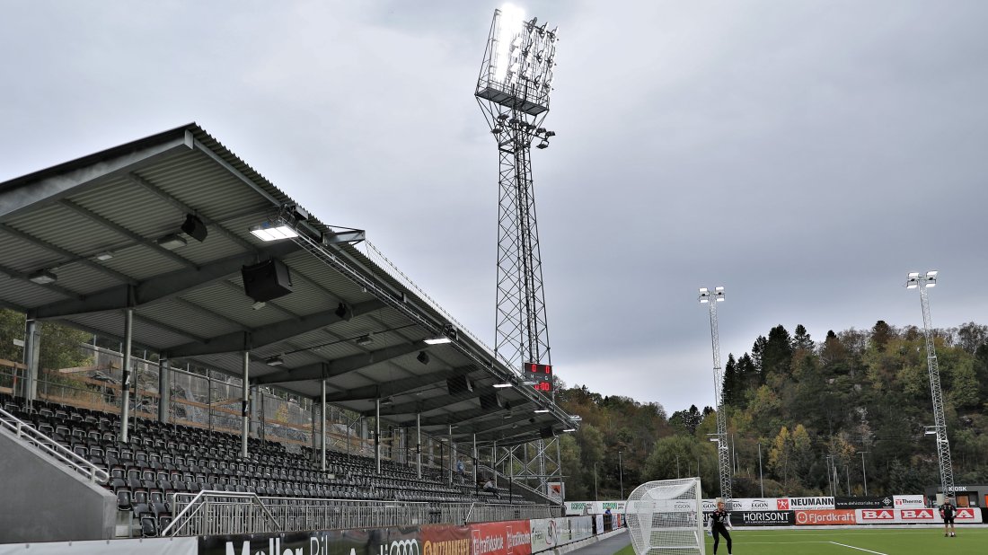 Åpningskamp Sogndal Foto Røsbø Nordre tribune bortefelt bortefans.JPG