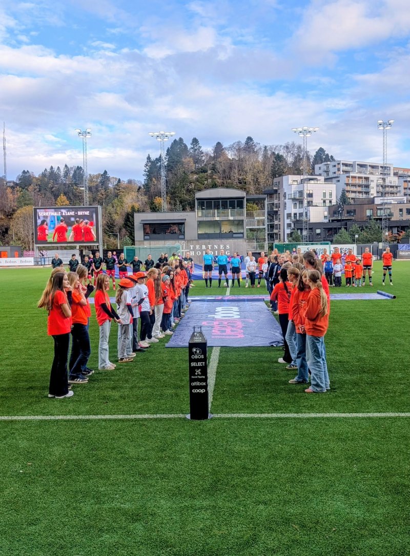 Fremtidens fotballstjerner? Unge jenter fra Åsane, Tertnes og Bergen Nord var med på å skape en flott ramme rundt opprykkskampen. Kampsponsor Coop delte ut First Her Kit og 20 drakter med eget navnetrykk.