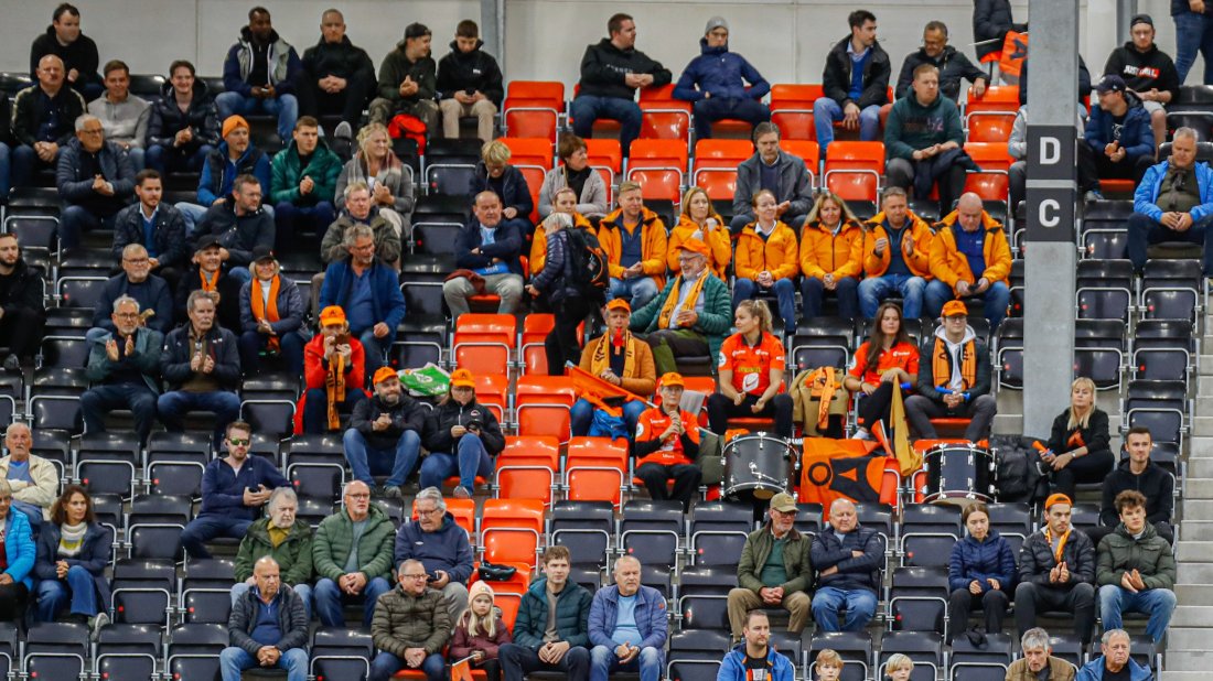 Åsane - Sogndal åpningskamp Åsane Arena foto Noreng publikum hovedtribunen.jpg