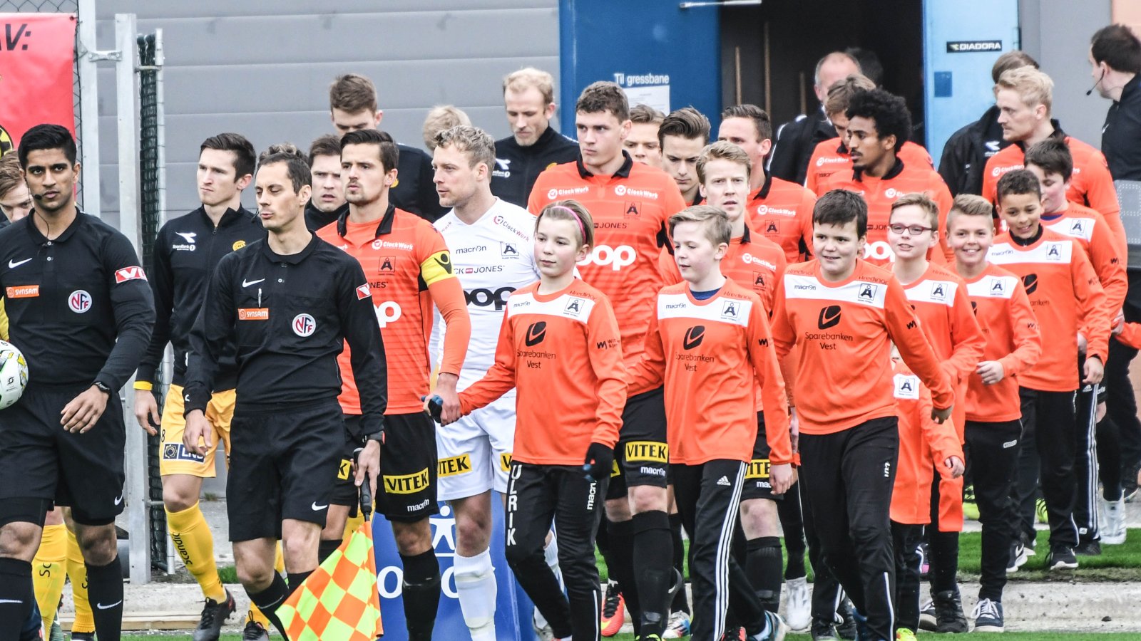 Innmarsj under Åsane-Bodø/Glimt