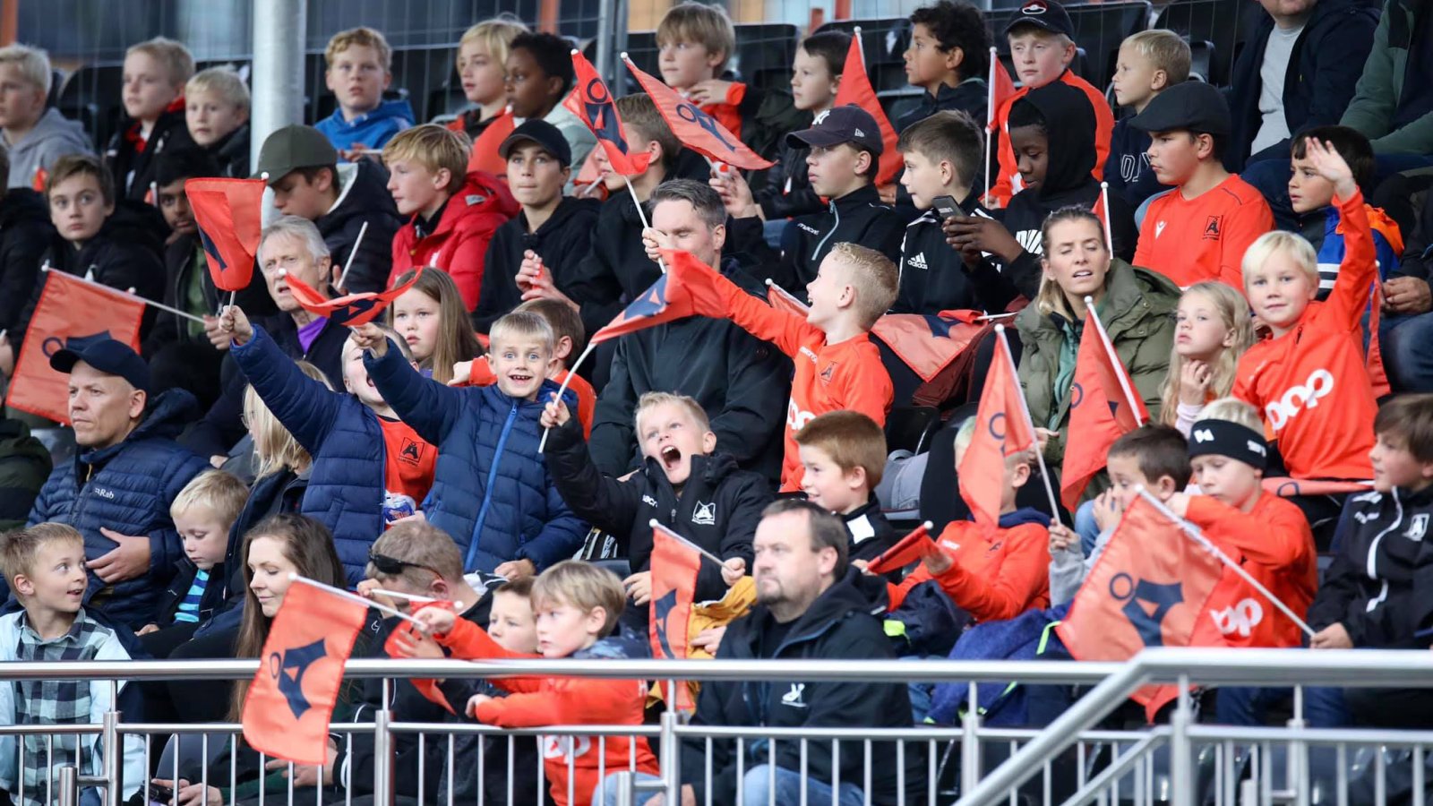 Åpningskamp Åsane - Sogndal supportere tilskuere barn familietribunen